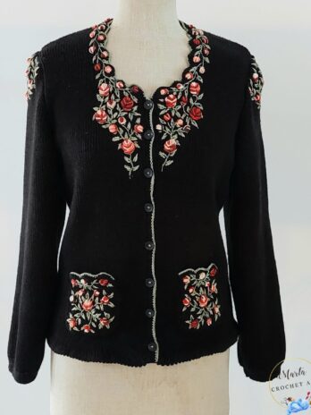 Jachetă Neagră Tricotată Manual cu Broderie Florală – Marta Crochet Art