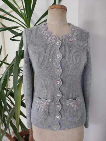 Jachetă Gri Silver Tricotată Manual cu Broderie Florală – Marta CrochetArt