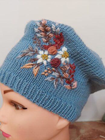 Caciula Albastru Deschis cu Flori Rosii de Copii – Marta CrochetArt