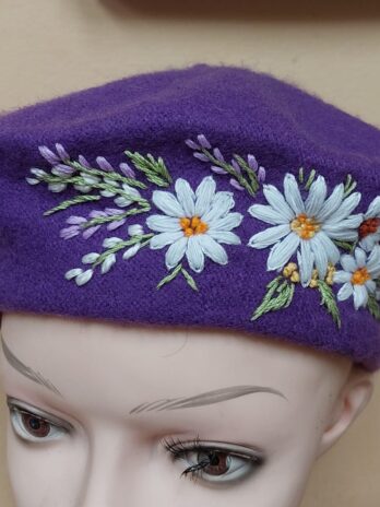 Bereta Violet cu Margarete Albe – Marta CrochetArt