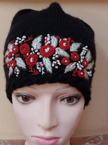 Caciula Neagra cu Flori Rosii – Marta CrochetArt