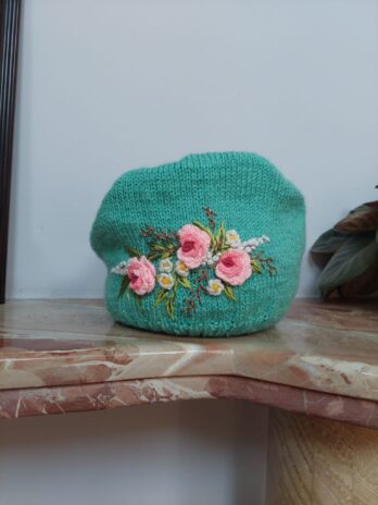 Caciula tip Bereta Verde cu Flori de copii – Marta CrochetArt