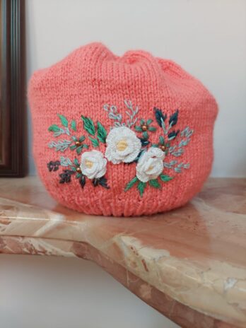 Bereta Coral cu Flori Albe de Copii – Marta CrochetArt