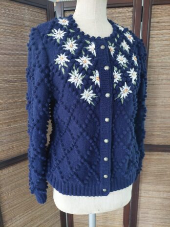 Jacheta Albastra Royal BlueTricotată Manual cu Broderie Florală – Marta CrochetArt